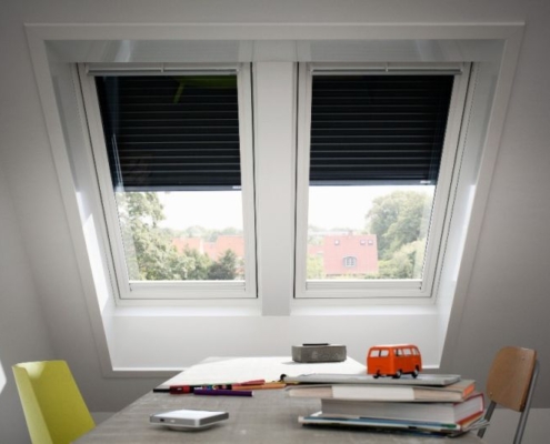 Twee velux dakramen met elektrisch rolluik aan de buitenkant