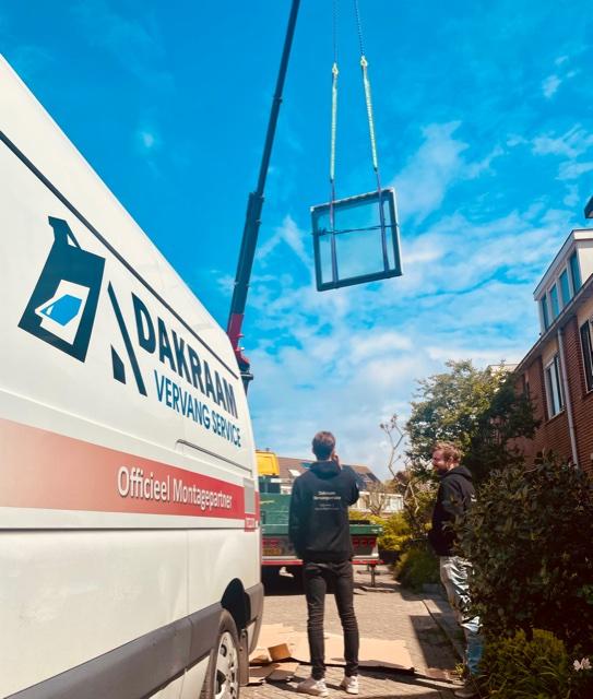 foto-waarop-velux-dakraam-de-lucht-in-wordt-gehezen