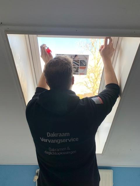 Bob die een velux dakraam aan het monteren is